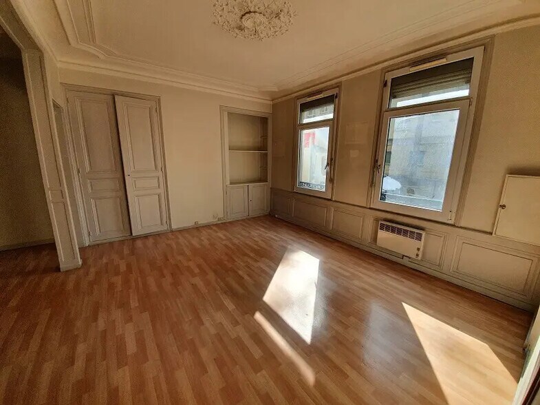 15 Rue Du Docteur Maunoury, Chartres for lease - Interior Photo - Image 2 of 6