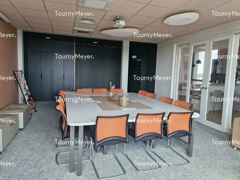 Office in Pacé for lease - Building Photo - Image 3 of 5