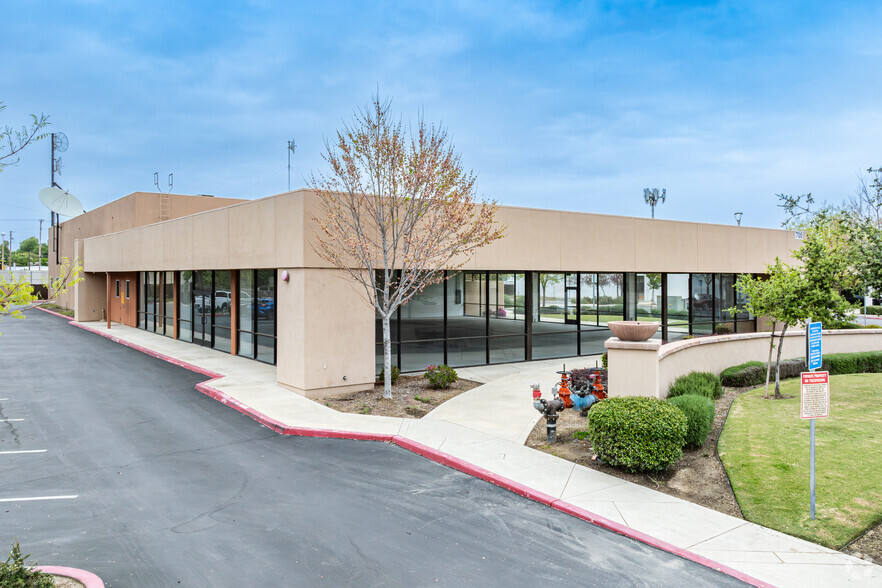 700 E Mineral King Ave, Visalia, CA for lease - Building Photo - Image 3 of 8