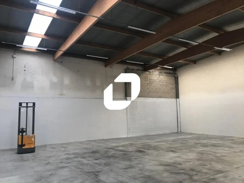 Flex in Émerainville for lease - Interior Photo - Image 1 of 3