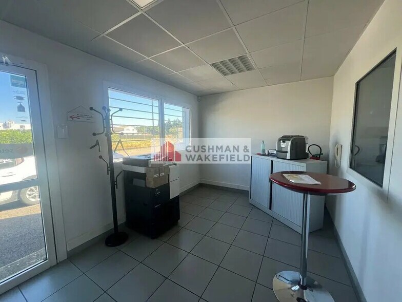 Flex in Nîmes for lease - Interior Photo - Image 3 of 3