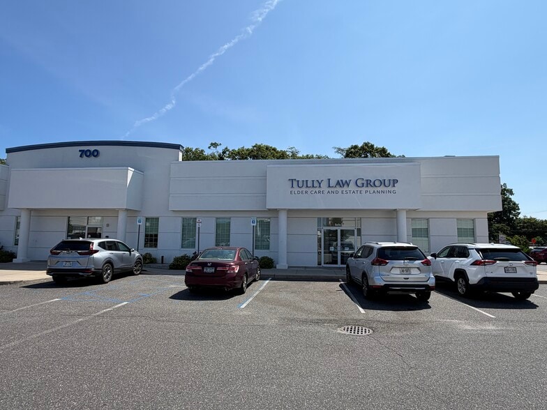 700 Old Country Rd, Riverhead, NY for lease - Building Photo - Image 1 of 5