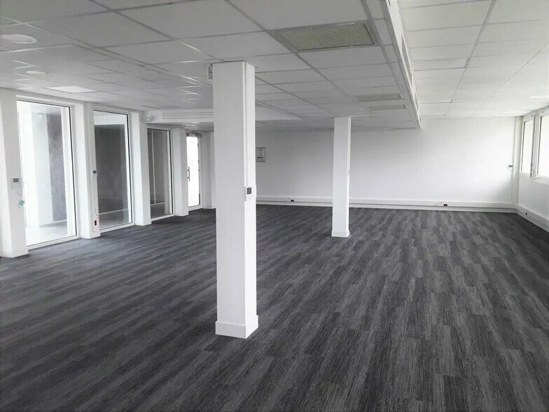 Office in Rouen for lease - Building Photo - Image 3 of 13