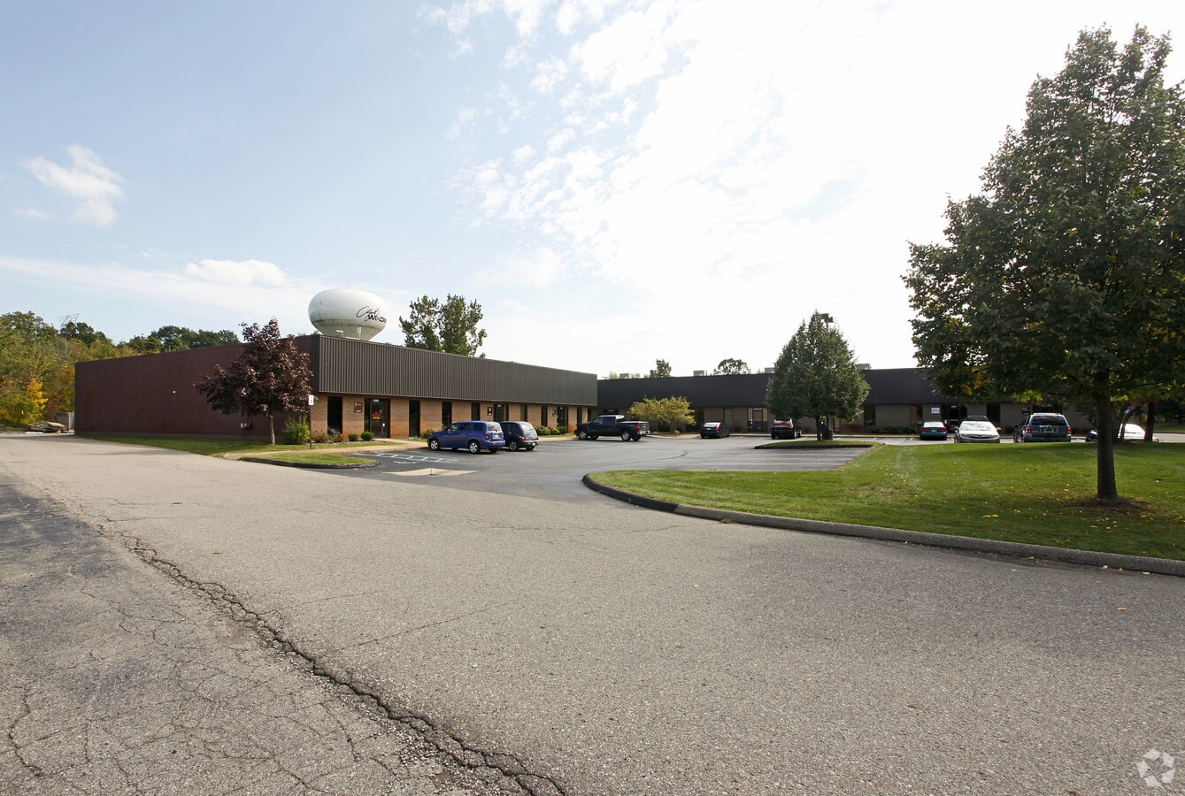 2870228722 Wall St, Wixom, MI 48393