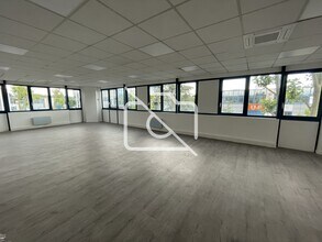 Flex in Fresnes for lease Interior Photo- Image 1 of 7
