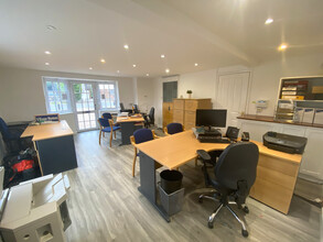 1-1B Newbury Ln, Bedford for lease Interior Photo- Image 2 of 2