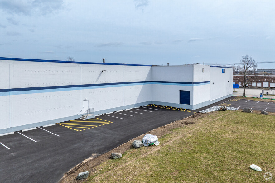 12 Industrial Way, Wilmington, MA for lease - Building Photo - Image 2 of 6