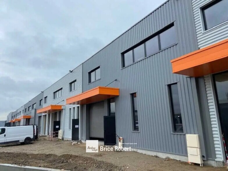 Flex in Corbas for sale - Building Photo - Image 2 of 9