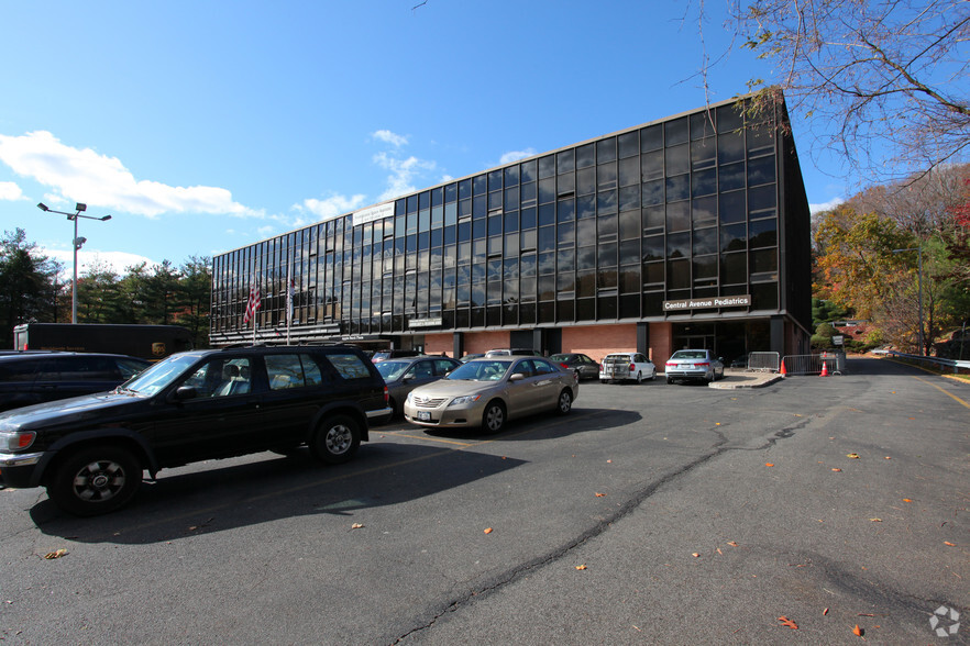 1075 Central Park Ave, Scarsdale, NY for lease - Primary Photo - Image 2 of 8