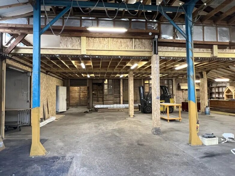 Flex in Vernon for lease - Interior Photo - Image 2 of 5