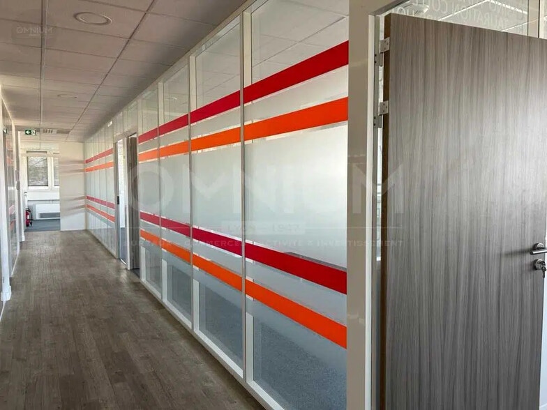 Flex in Bron for lease - Interior Photo - Image 3 of 7