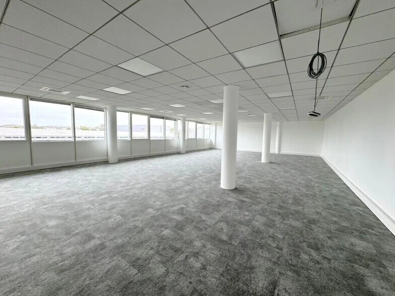 Office in Argenteuil for lease - Interior Photo - Image 1 of 21