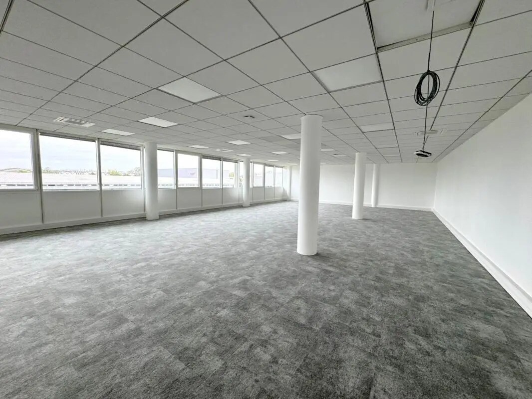 Office in Argenteuil for lease Interior Photo- Image 1 of 22