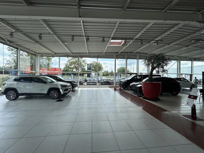 Retail in Dreux for lease - Building Photo - Image 3 of 17