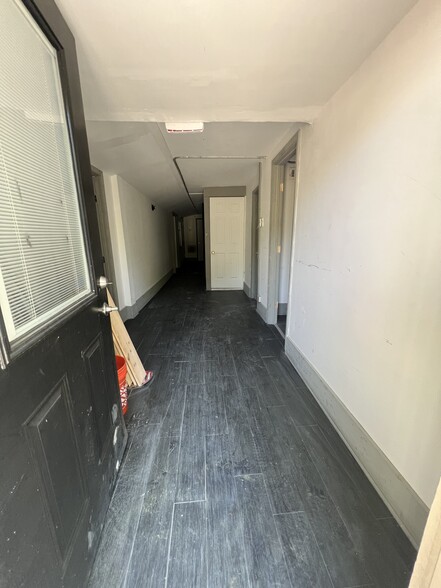 1770 NW Howell Mill Rd, Atlanta, GA for lease - Interior Photo - Image 2 of 12