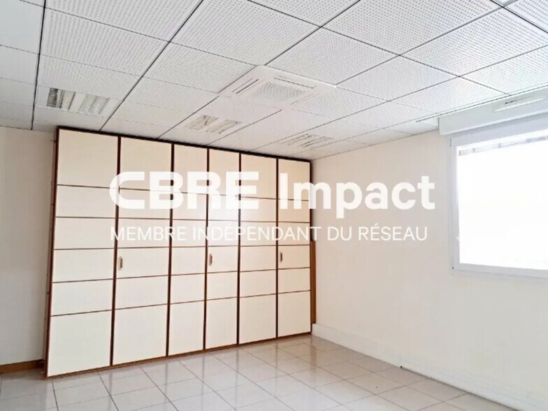 Office in Fontaine-lès-Dijon for lease - Interior Photo - Image 1 of 8