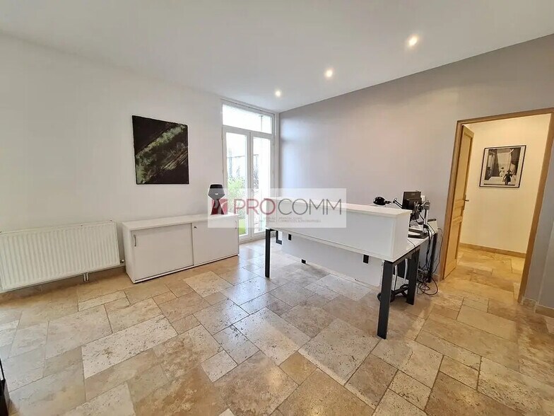 Office in Tours for lease - Interior Photo - Image 1 of 5