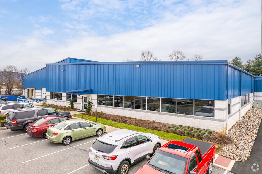 8 Corporate Blvd, Sinking Spring, PA for sale - Primary Photo - Image 1 of 1