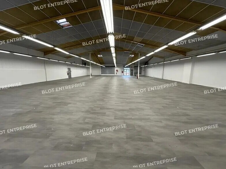Retail in Lorient for lease - Interior Photo - Image 2 of 5