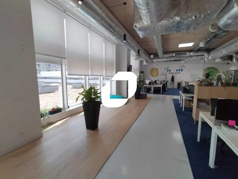 Office in Montreuil for lease - Building Photo - Image 1 of 14