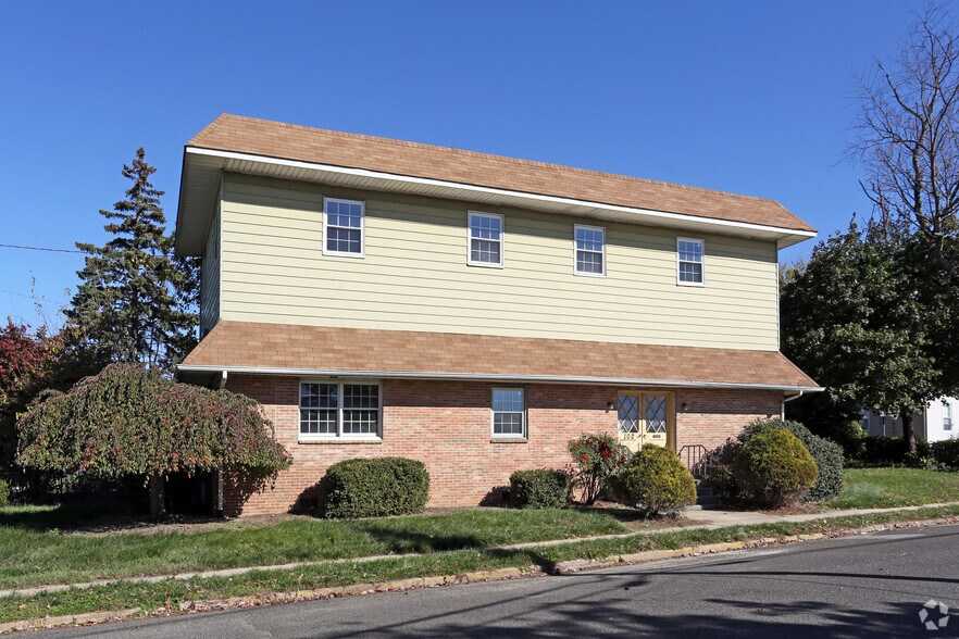 102 E Clements Bridge Rd, Runnemede, NJ 08078