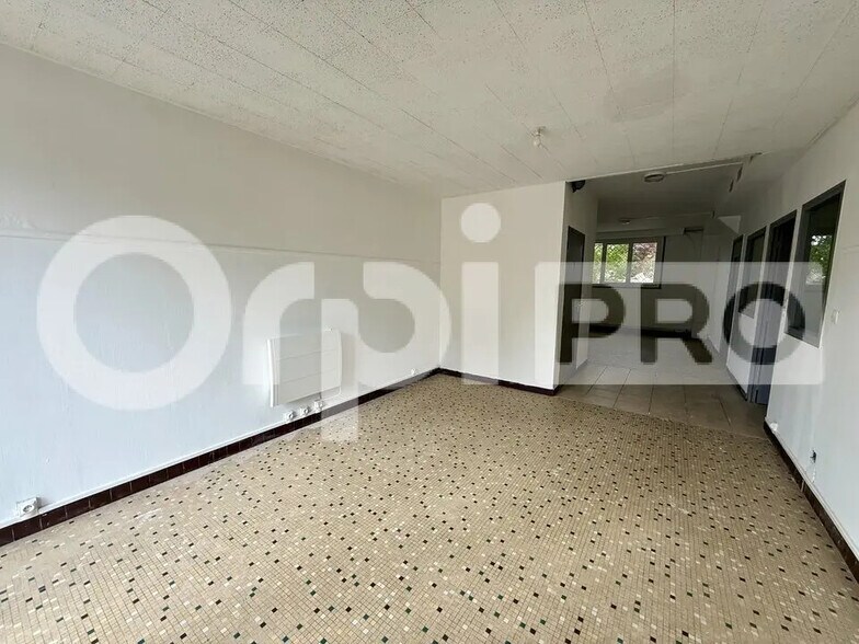 Retail in Le Havre for lease - Interior Photo - Image 2 of 5