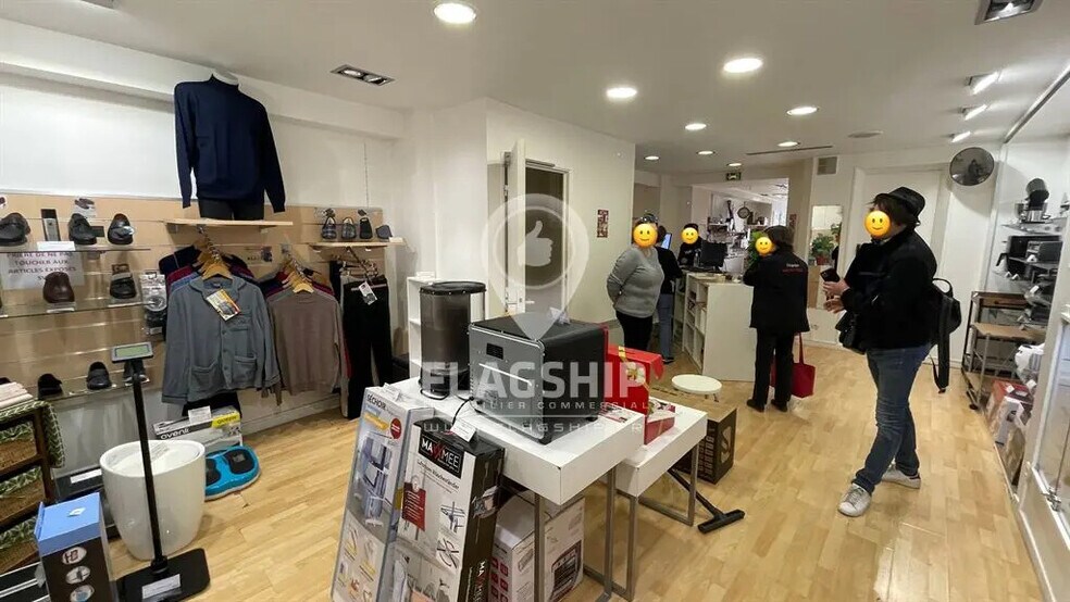 Retail in Paris for lease - Building Photo - Image 1 of 6