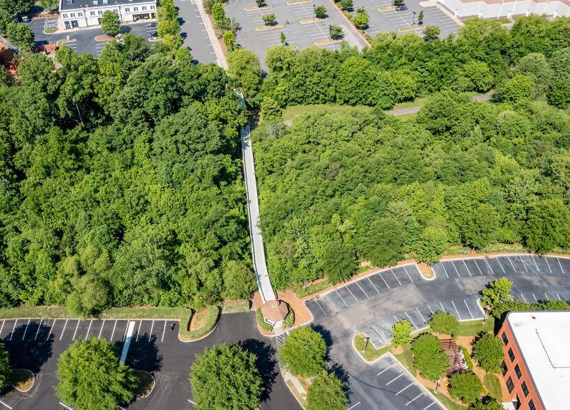 8936 N Pointe Executive Park Dr, Huntersville, NC for lease - Building Photo - Image 1 of 3