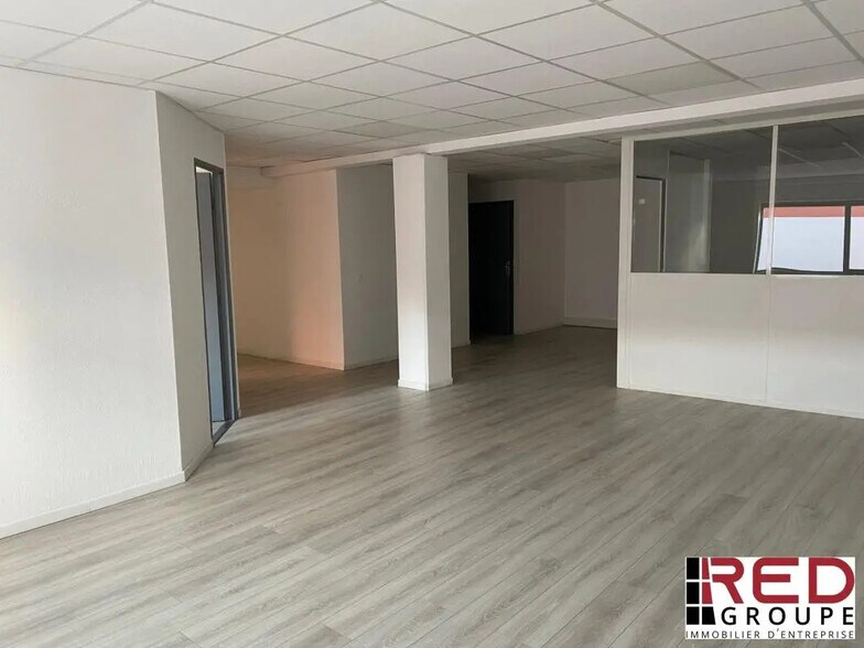 Flex in Aubagne for lease - Interior Photo - Image 3 of 5