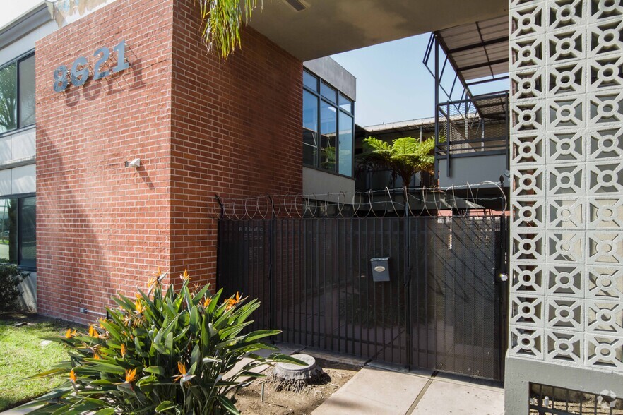 8621 Bellanca Ave, Los Angeles, CA for sale - Building Photo - Image 3 of 4