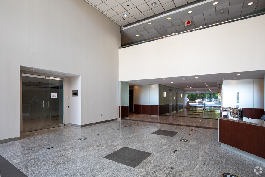 395 N Service Rd, Melville, NY for lease - Lobby - Image 2 of 2