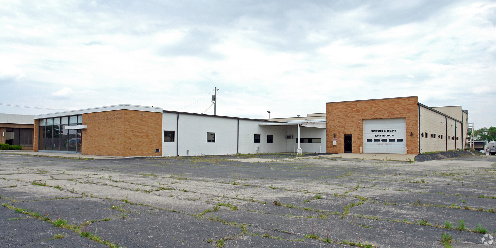 7030 Poe Ave, Dayton, OH for lease Building Photo- Image 1 of 10