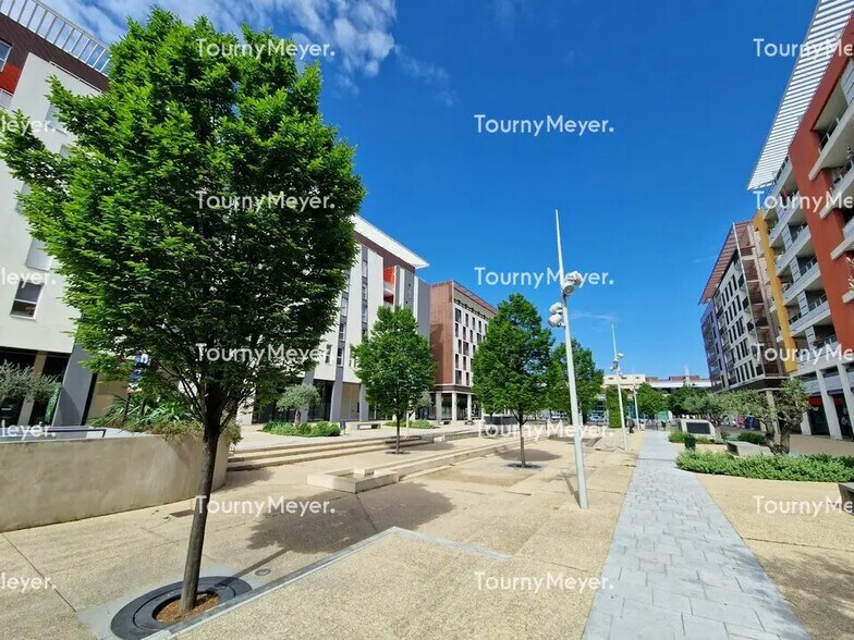 Retail in Nîmes for lease - Building Photo - Image 3 of 5