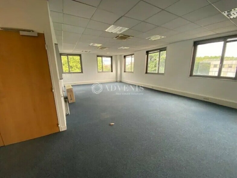 Flex in Nanterre for lease - Interior Photo - Image 3 of 11