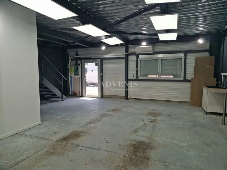 Flex in Dagneux for lease - Building Photo - Image 2 of 5