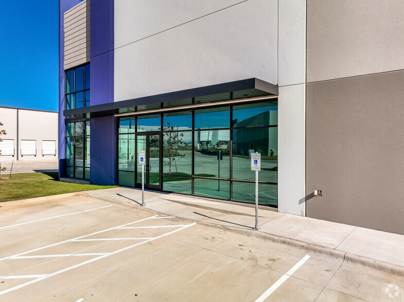 5930-6010 Eisenhauer Rd, San Antonio, TX for lease - Building Photo - Image 3 of 9