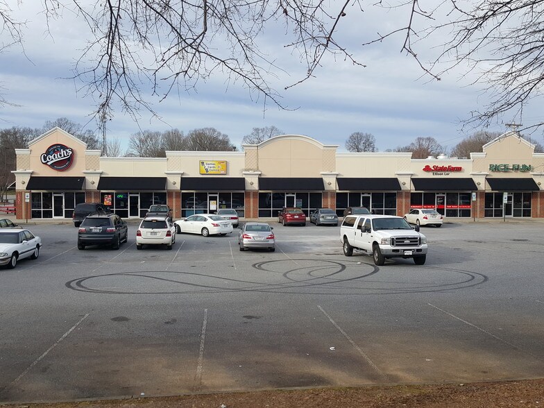 1531 Cinema Dr, Statesville, NC 28625