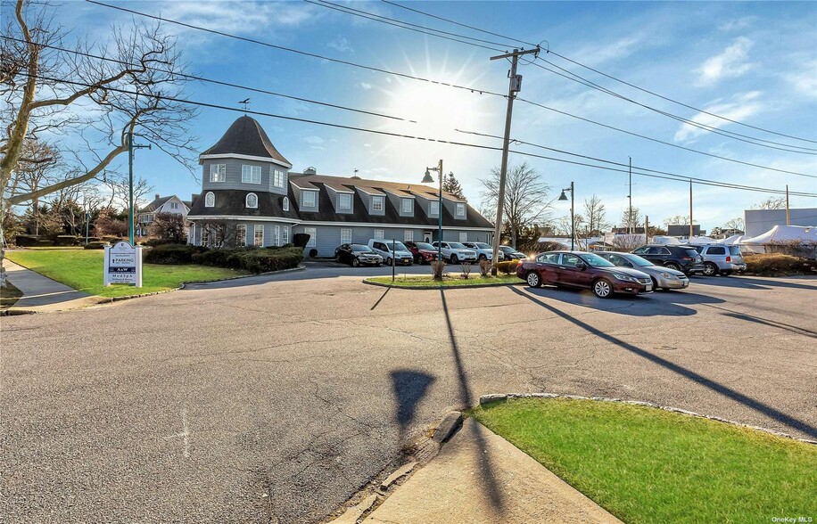 320 Montauk Hwy, West Islip, NY for sale - Building Photo - Image 1 of 31