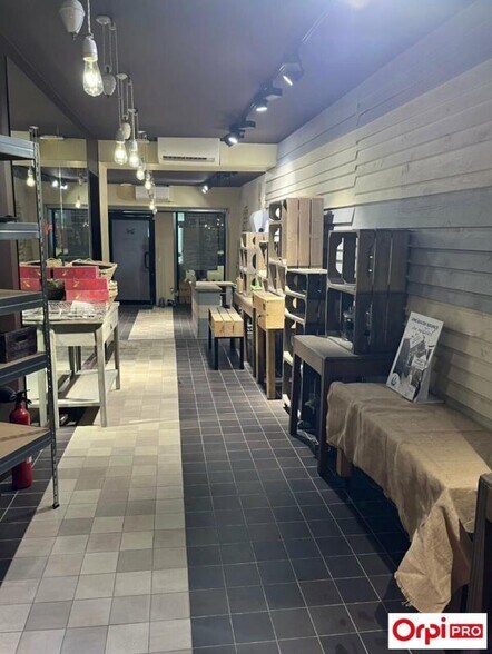 Industrial in Lyon for lease - Interior Photo - Image 3 of 5