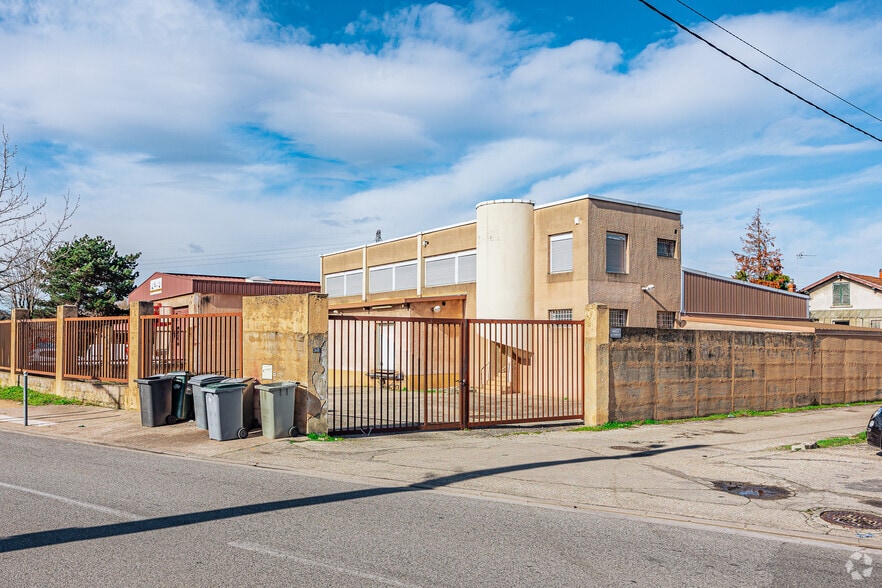 Flex in Saint-Genis-Laval for lease - Primary Photo - Image 1 of 2