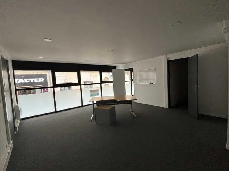 Office in Bordeaux for lease - Interior Photo - Image 3 of 5