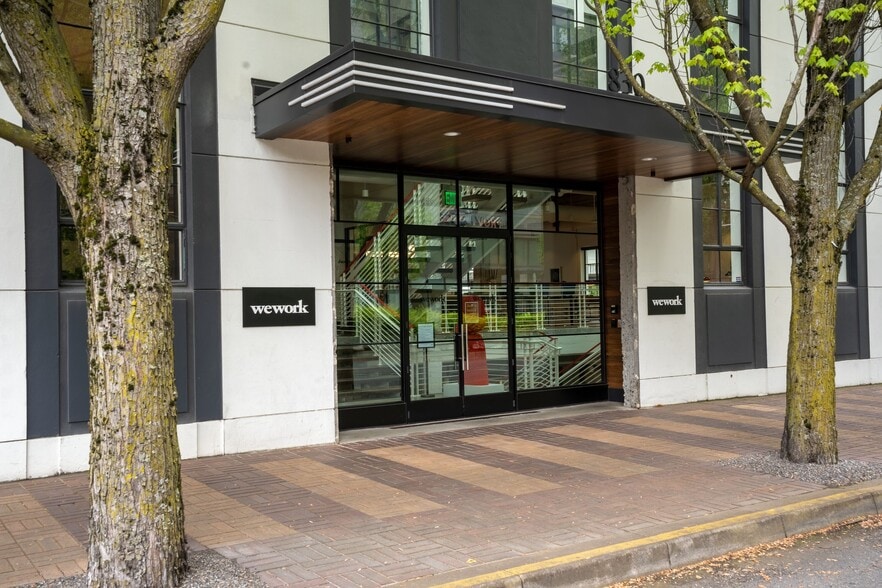 830 NE Holladay St, Portland, OR for lease - Building Photo - Image 2 of 18