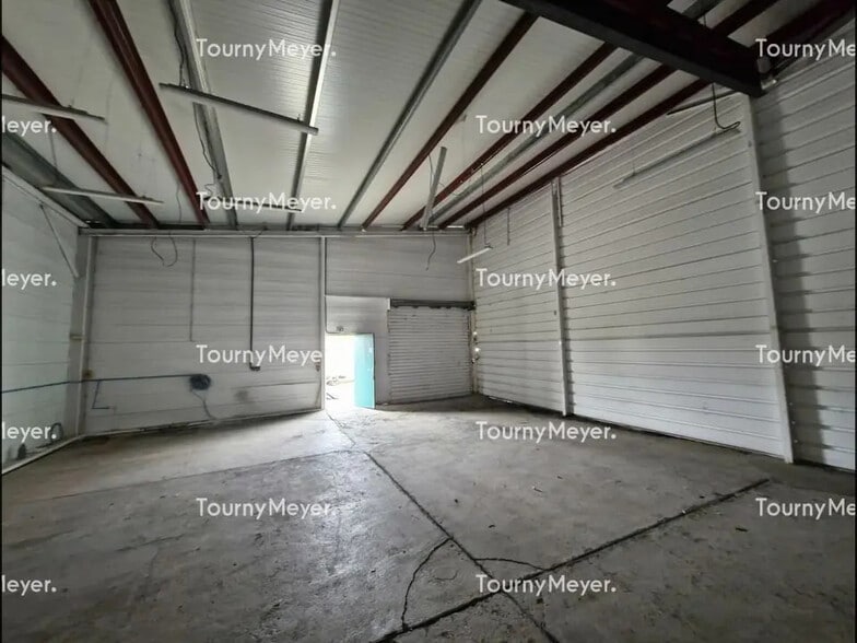 Flex in Mérignac for lease - Interior Photo - Image 2 of 6