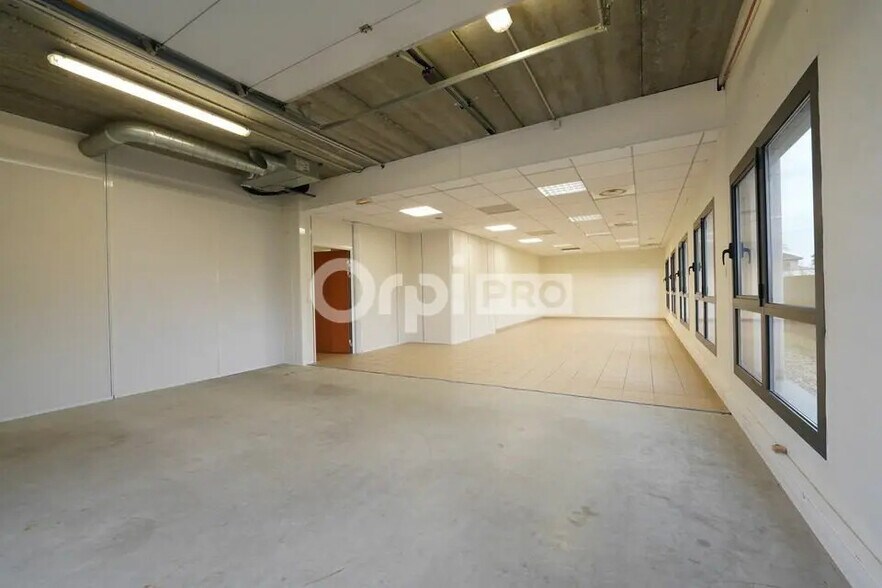 Office in Saint-Priest for lease - Interior Photo - Image 2 of 111