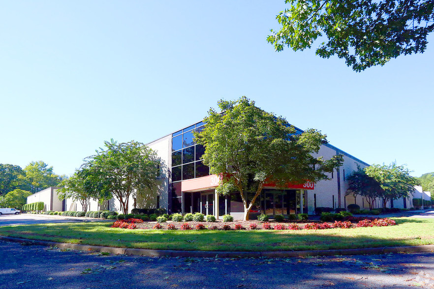 300-344 McLaws Cir, Williamsburg, VA for lease - Building Photo - Image 1 of 2