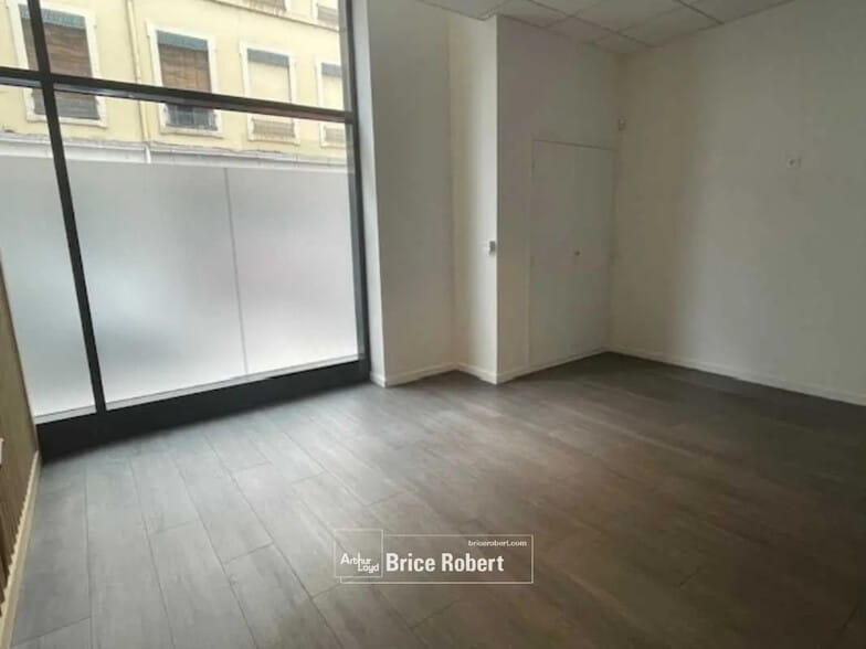 Office in Lyon for lease - Interior Photo - Image 2 of 8