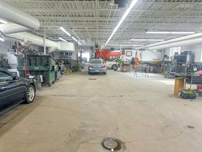 2628 Central Ave NE, Minneapolis, MN for sale - Interior Photo - Image 3 of 28