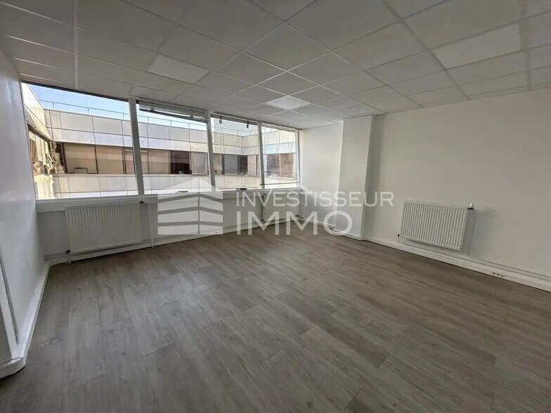 Office in Cergy for lease - Interior Photo - Image 2 of 6