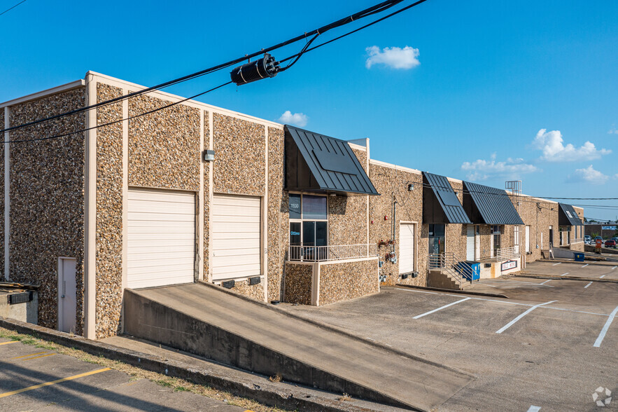 11510-11530 Grissom Ln, Dallas, TX for lease - Building Photo - Image 2 of 8