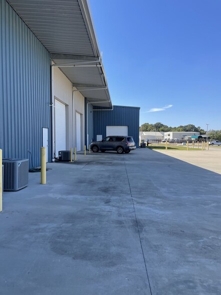 1402 Bridgeview Dr, Port Allen, LA for lease - Building Photo - Image 2 of 13